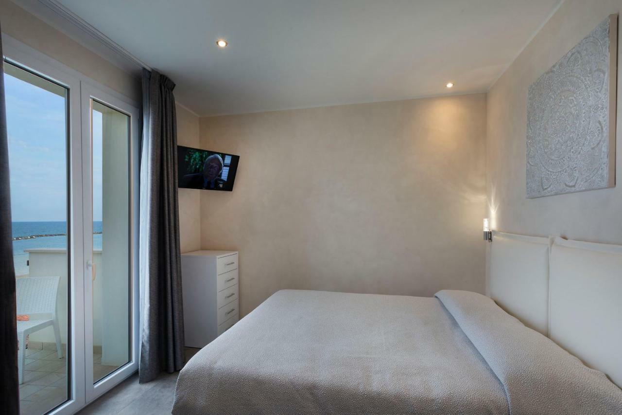 White Suite & Apartments Bellaria-Igea Marina Bagian luar foto