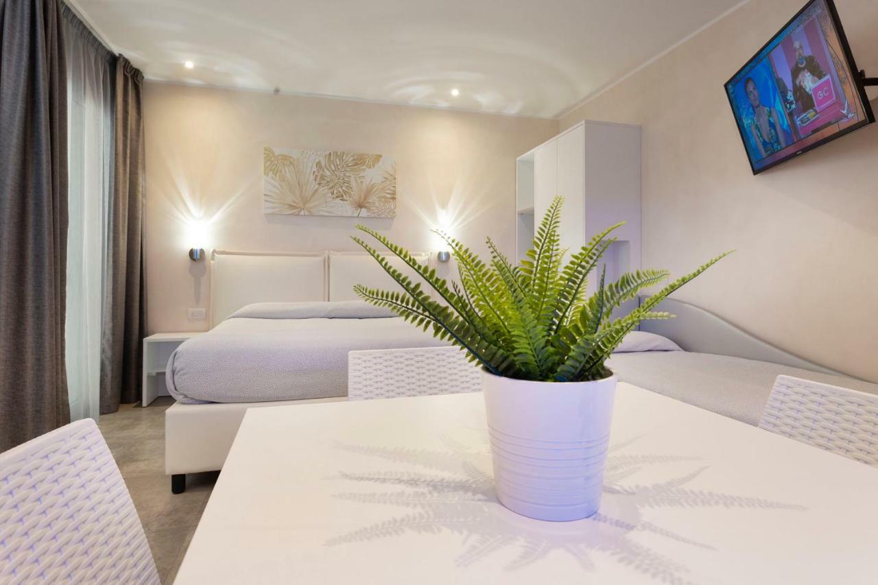 White Suite & Apartments Bellaria-Igea Marina Bagian luar foto